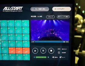 ALL STARTの制御PCでVRコンテンツを操作する様子