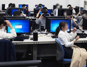 教育現場で来場者がVRコンテンツを視聴する様子