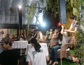 イベント会場でHMDを装着していない来場者にも映像を共有する様子