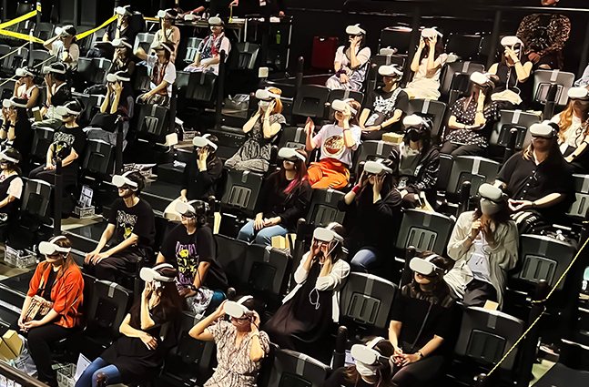 HYDE LIVE 2023会場で来場者が着席してHMDを装着している様子