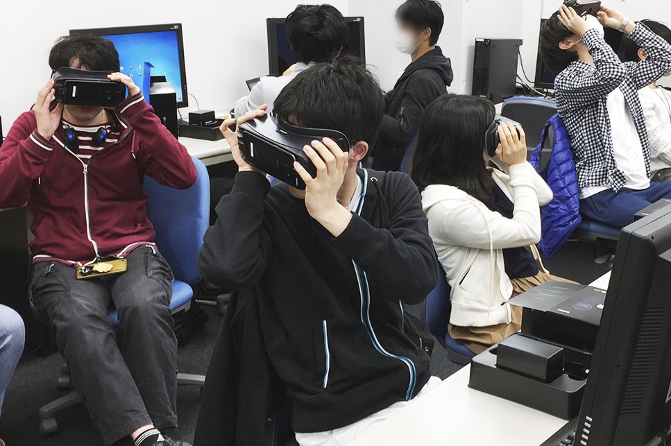 早稲田大学のVR制作講座で学生がHMDを装着して体験する様子